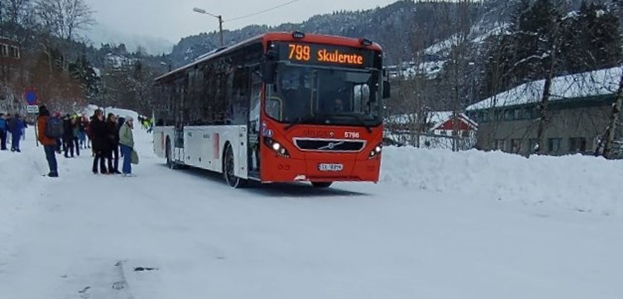 Skulebuss ved idrettshallen i Øystese