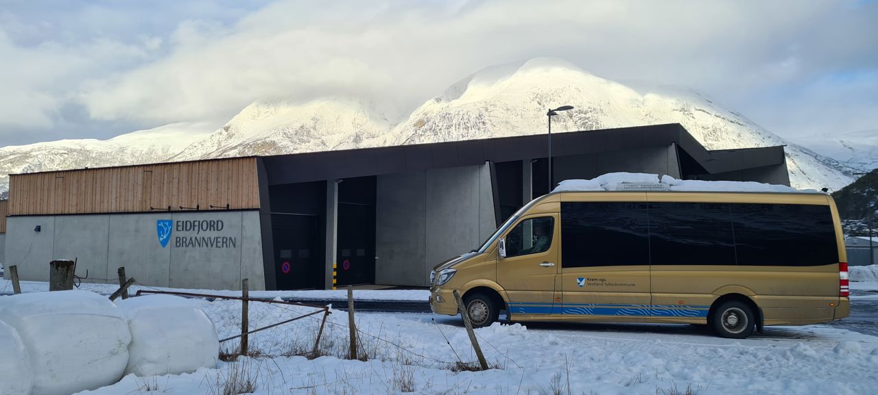Kvam vgs. sin buss utanfor den nye brannstasjonen i Eidfjord