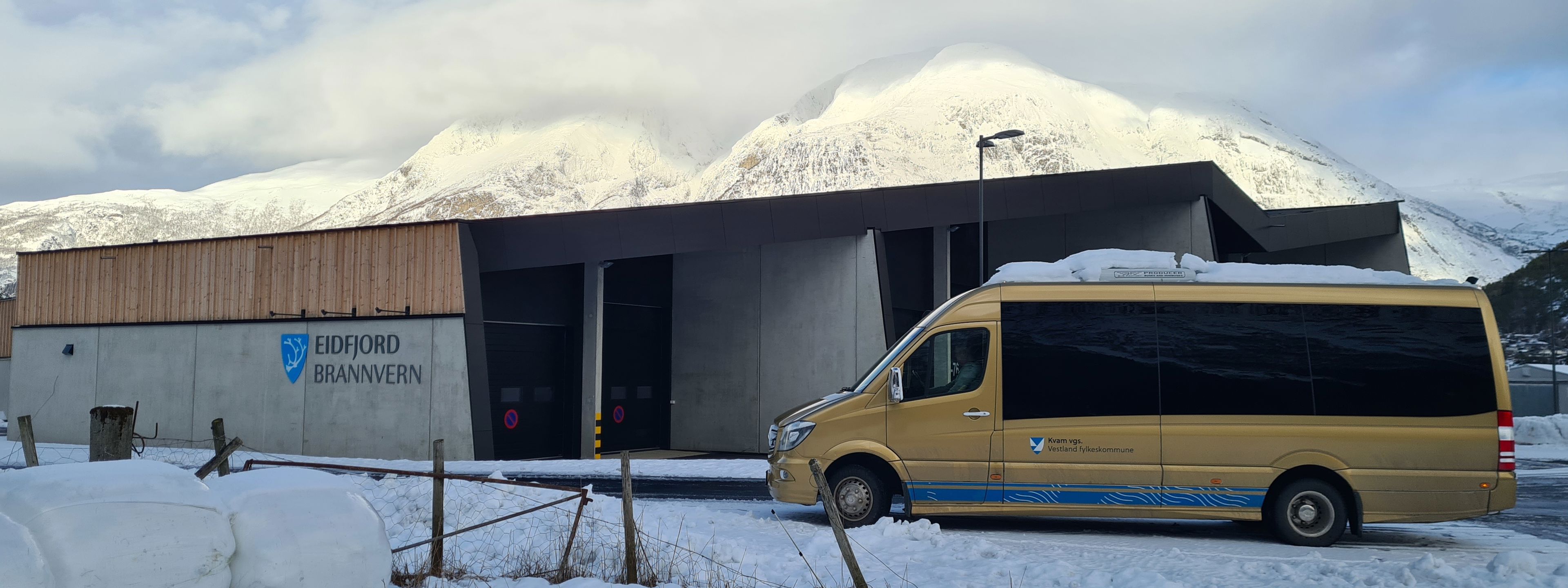 Kvam vgs. sin buss utanfor den nye brannstasjonen i Eidfjord