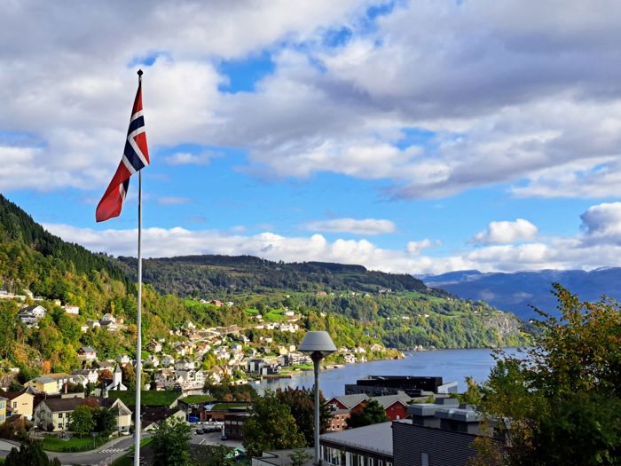 Flagget til topps på flaggstanga til Kvam vgs.