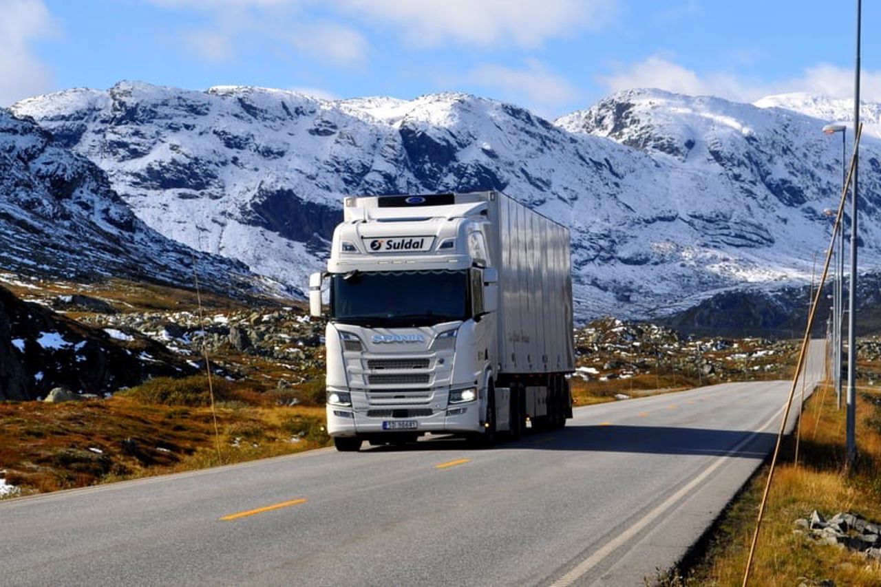 Lastebil frå Suldal transport køyrer på veg over fjellet
