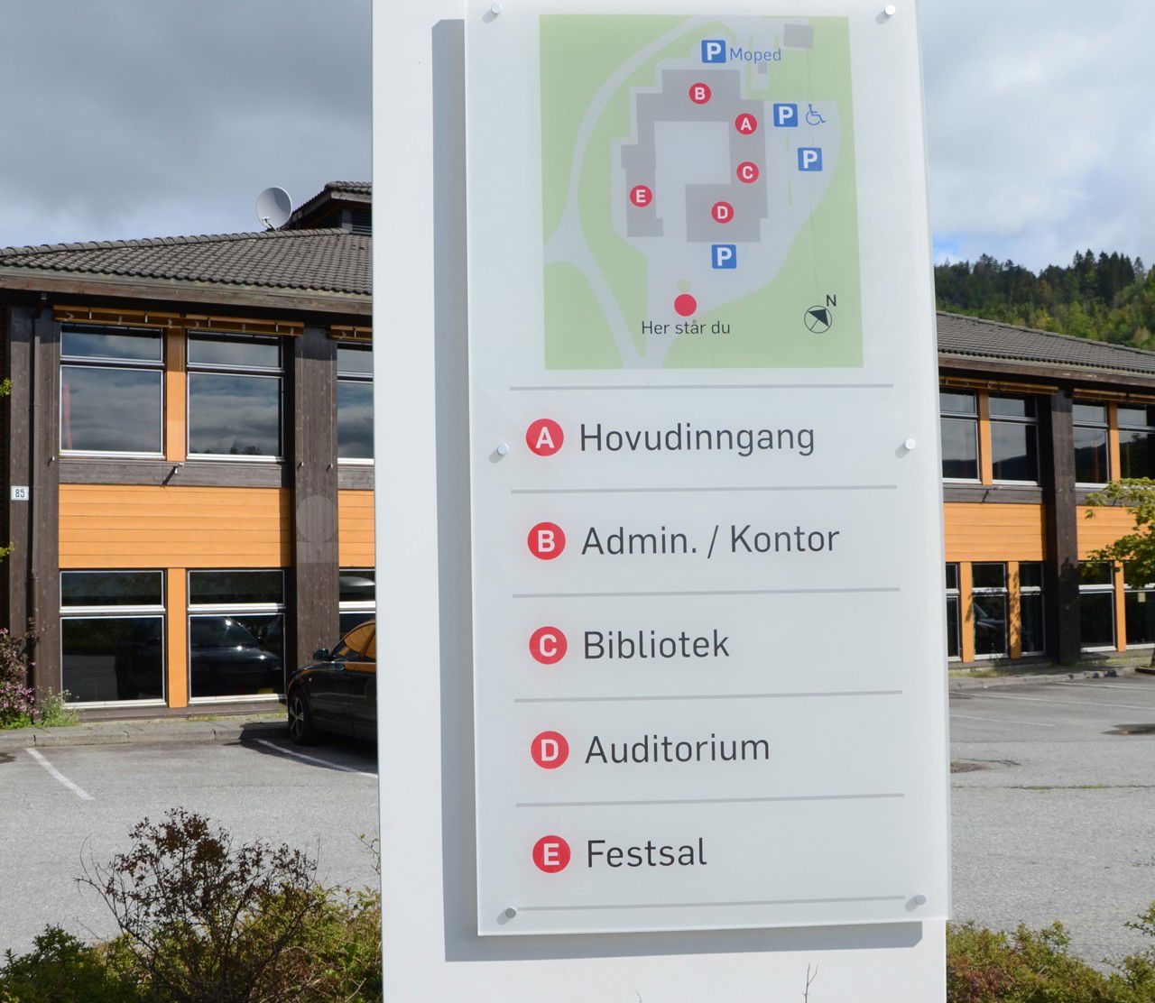 Informasjonsskilt utanfor Kvam vgs.