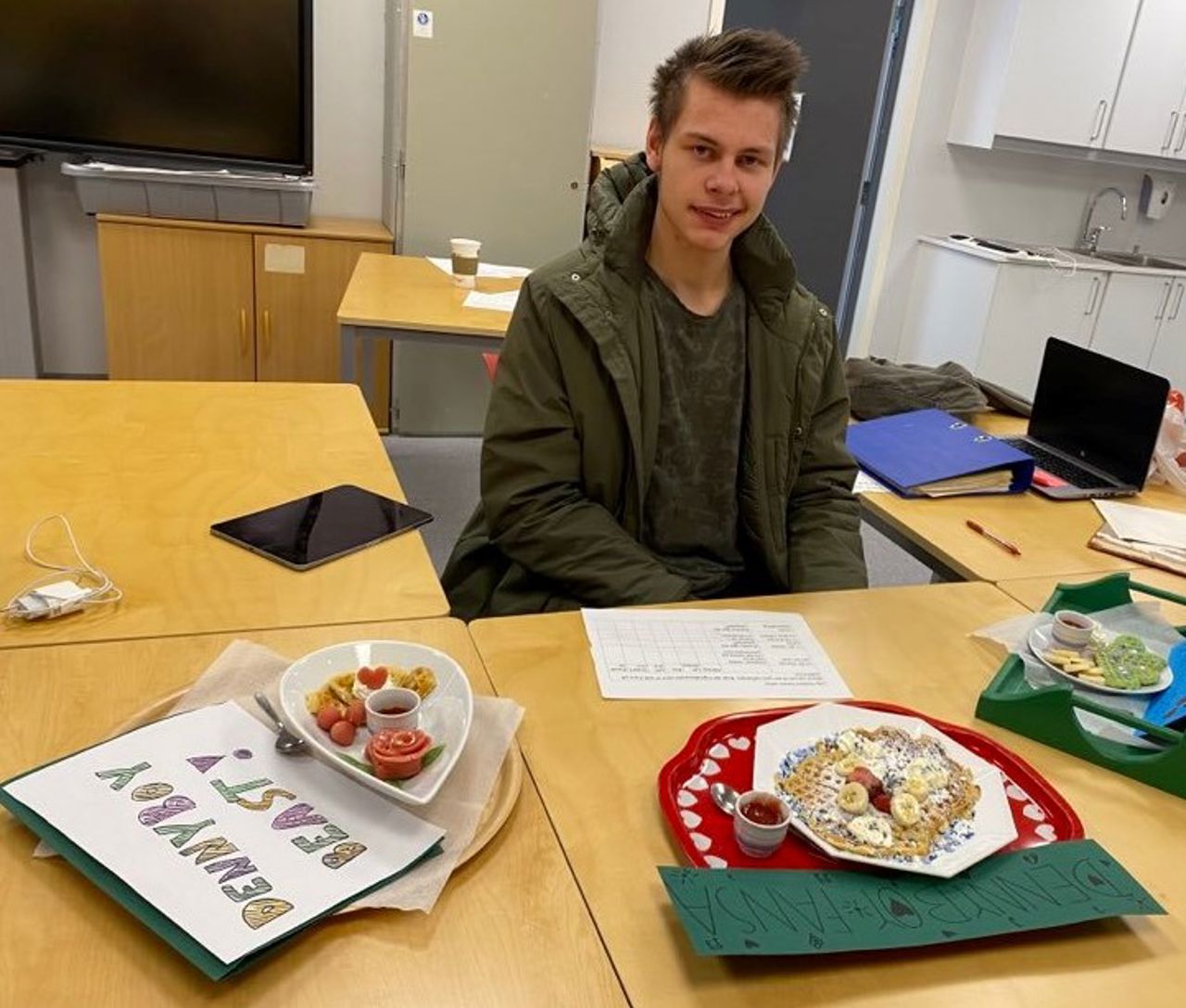 Vaffeltevling. Daniel er dommar.