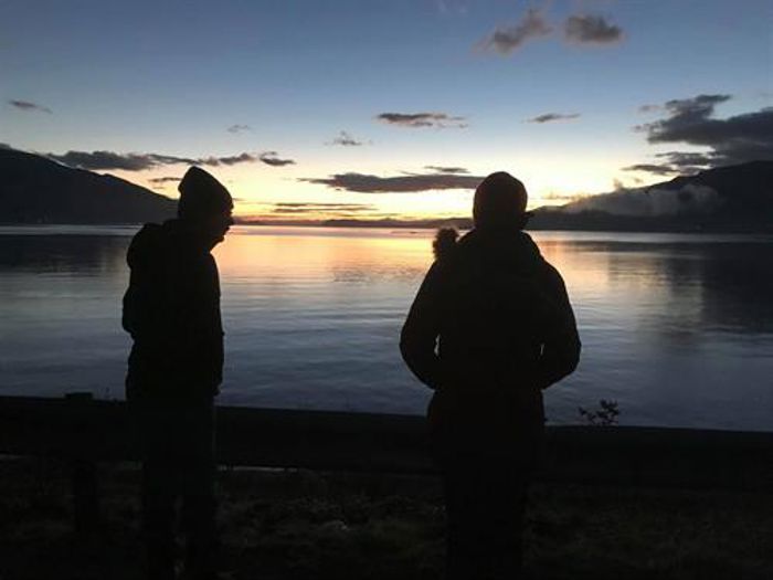 Vennskap, utsikt utover fjorden