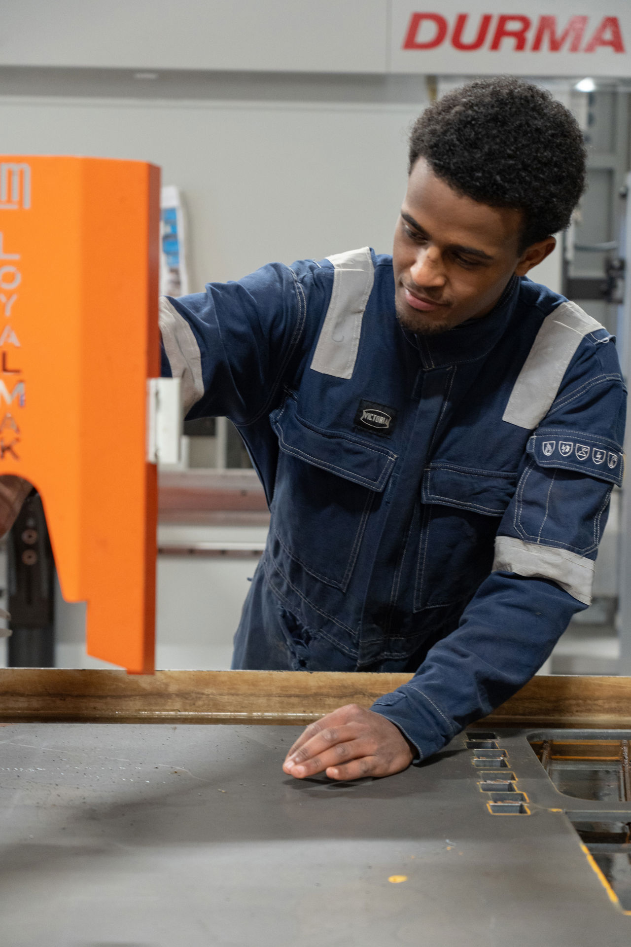 Arbeid ved maskin på verkstaden